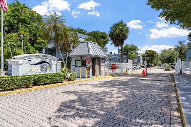 9365 Fontainebleau Blvd in Miami, FL - Building Photo - Building Photo