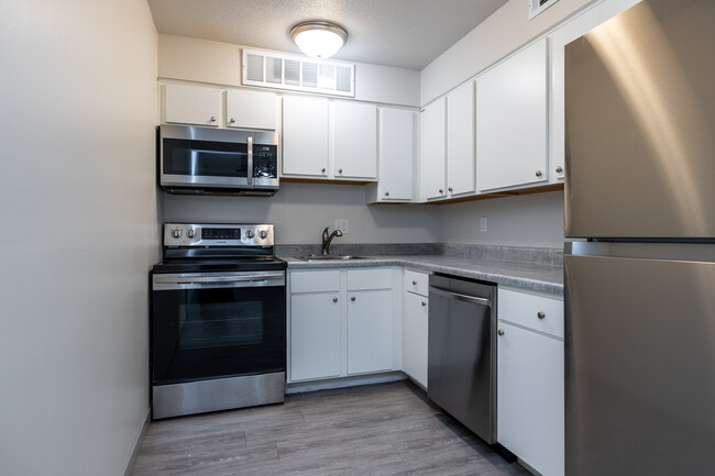 Fieldhouse View Apartments in Lawrence, KS - Building Photo - Interior Photo