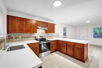 30 SW 8th St in Hallandale Beach, FL - Building Photo - Building Photo