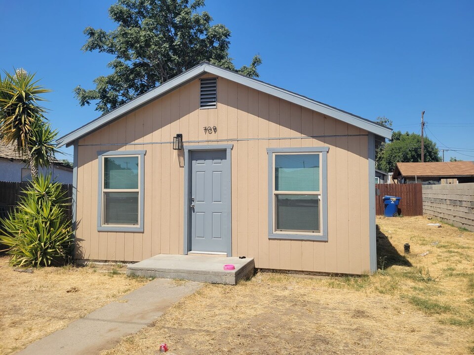 709 Yosemite Dr in Bakersfield, CA - Building Photo