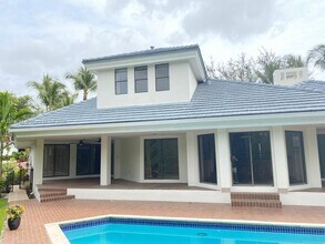 301 Isla Dorada Blvd in Coral Gables, FL - Building Photo - Building Photo