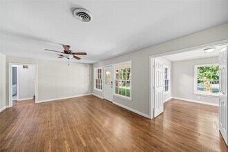 1224 N San Jacinto St in Conroe, TX - Building Photo - Building Photo