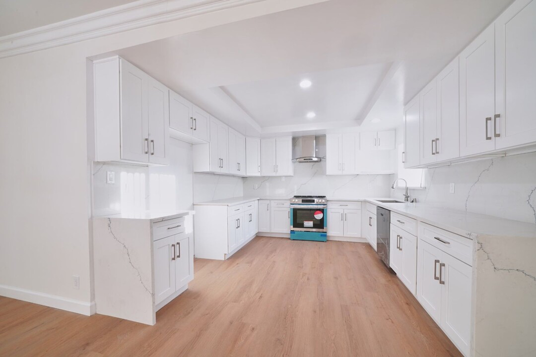6335 Whitsett Ave in Los Angeles, CA - Building Photo
