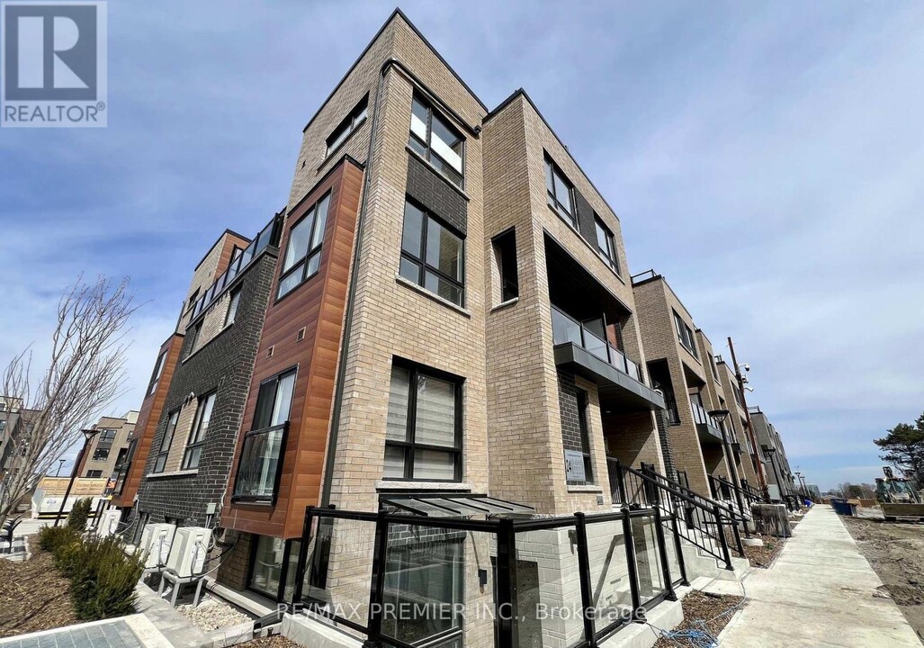 15 Lytham Grn Cir in Newmarket, ON - Building Photo