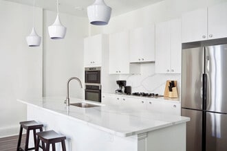 301 St Charles Ave in New Orleans, LA - Building Photo - Building Photo