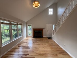 271 Edgeware Ct in Franklin Township, NJ - Building Photo - Building Photo