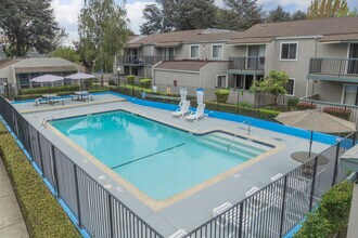 Windsor Garden Apartments in Fremont, CA - Foto de edificio - Building Photo