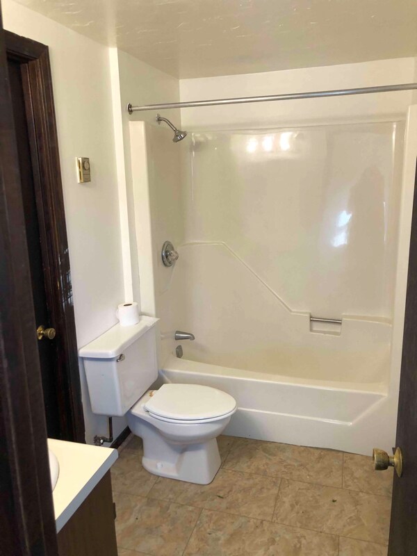 6 Elm St-Unit -apt 5 in Northfield, NH - Foto de edificio - Building Photo