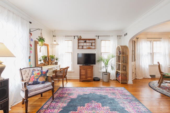 2645 N 69th St, Unit Upper in Wauwatosa, WI - Foto de edificio - Building Photo