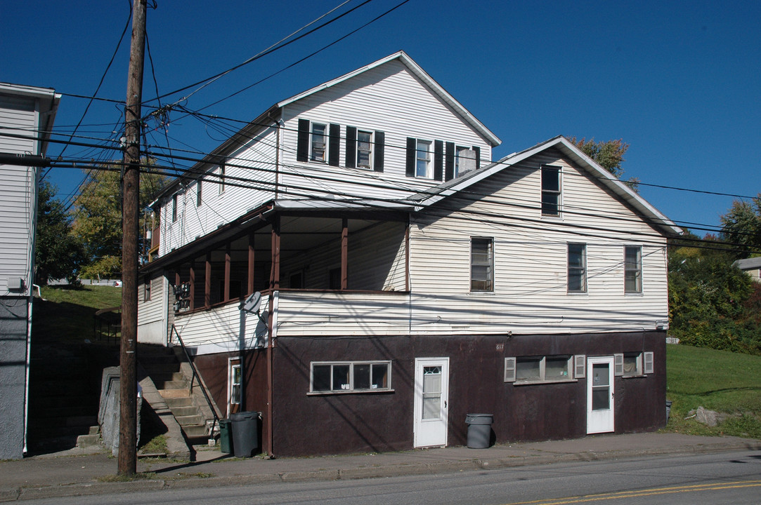 617 E Main St in Plymouth, PA - Building Photo