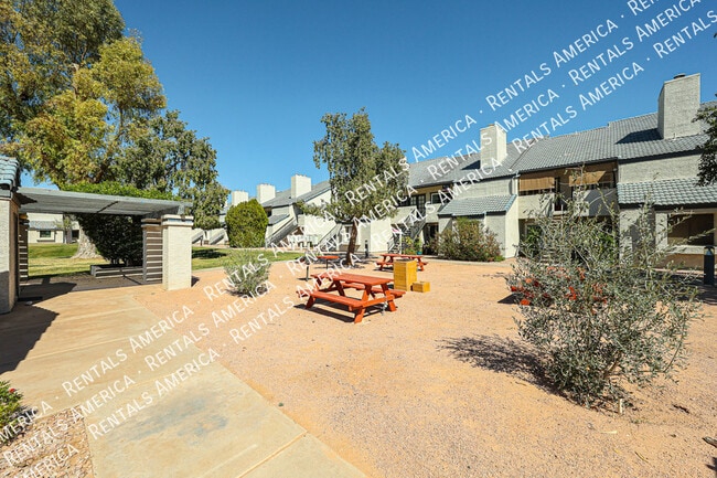 3716 E University Dr in Mesa, AZ - Foto de edificio - Building Photo