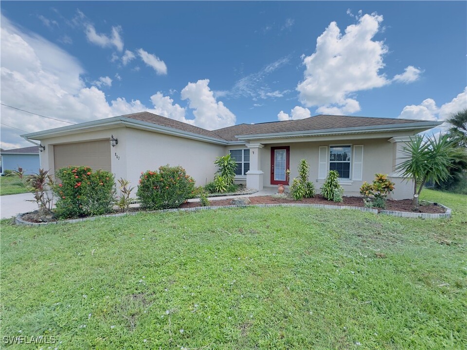 807 Rue Labeau Cir in Ft. Myers, FL - Foto de edificio