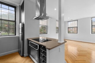 21 Linden St, Unit 310 in Quincy, MA - Foto de edificio - Building Photo