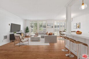 7270 Hillside Ave in Los Angeles, CA - Building Photo