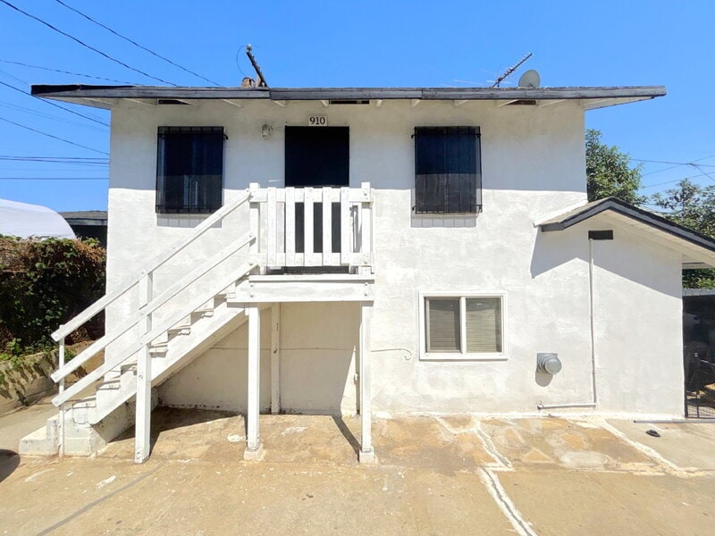 910 N Herbert Ave in Los Angeles, CA - Building Photo