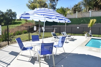 Ridgepoint Apartments in Vista, CA - Foto de edificio - Building Photo