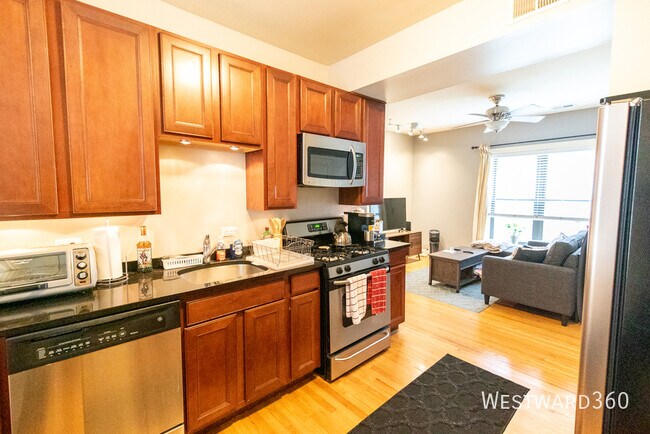 907 W Cornelia Ave in Chicago, IL - Building Photo - Building Photo