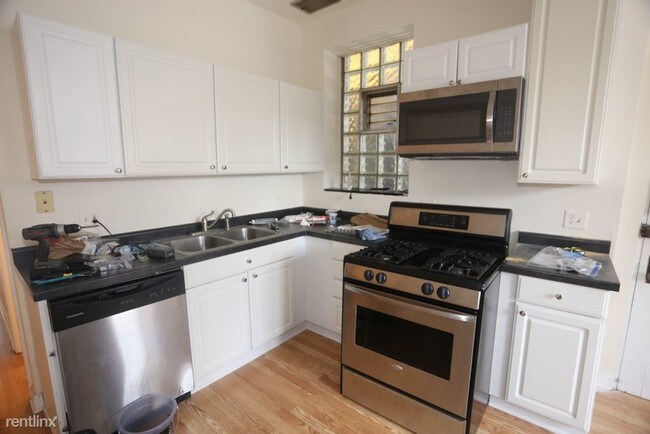 3040 N Ashland Ave-Unit -Unit 2 in Chicago, IL - Foto de edificio - Building Photo