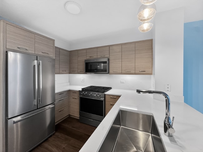 302 N Canal St in Chicago, IL - Foto de edificio - Building Photo