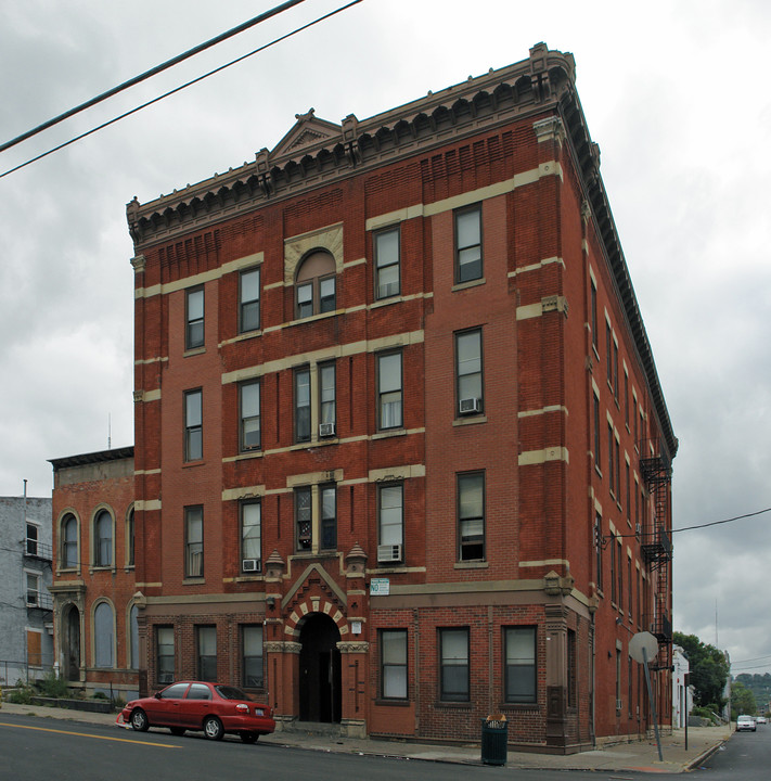 1900 Freeman Ave in Cincinnati, OH - Building Photo