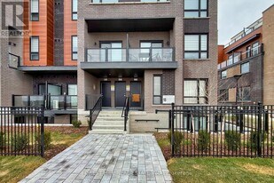 18 Lytham Grn Cir in Newmarket, ON - Building Photo