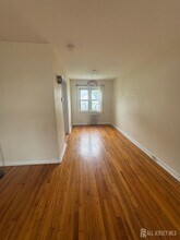 33 Victory Ct in Metuchen, NJ - Building Photo - Building Photo
