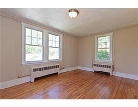 16 Gates Ct, Unit 2 in Auburn, MA - Foto de edificio - Building Photo