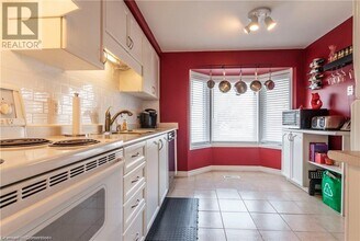 209 Auburn Dr in Waterloo, ON - Building Photo - Building Photo