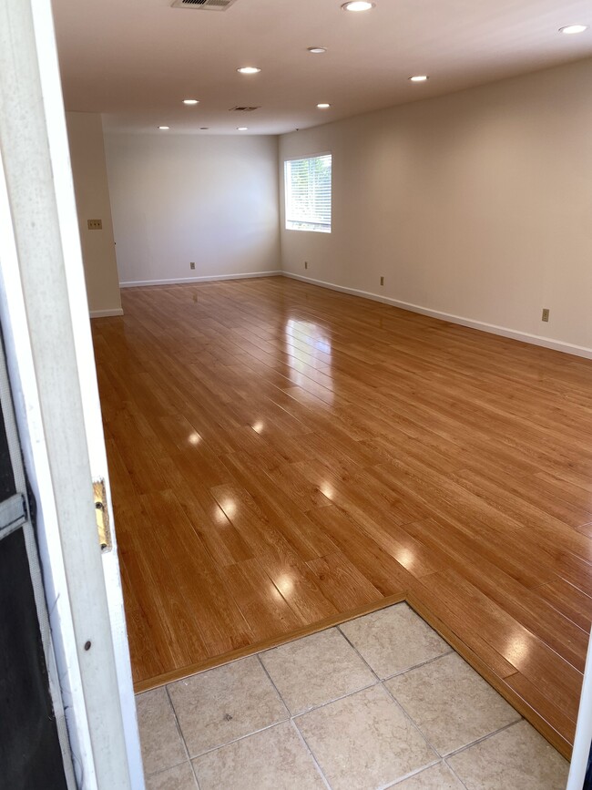 308 E Valencia Ave, Unit B in Burbank, CA - Building Photo - Building Photo