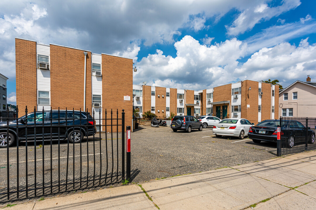 135 Bloomfield Ave in Paterson, NJ - Building Photo