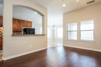 311 Galloping Hill Rd in Red Oak, TX - Foto de edificio - Building Photo