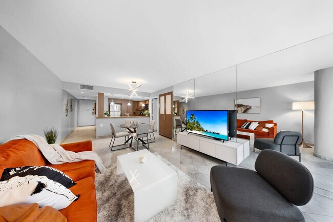 1717 N Bayshore Dr in Miami, FL - Building Photo - Building Photo