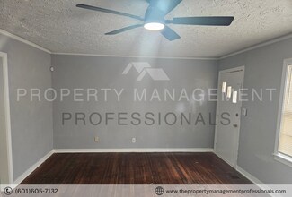 2871 Fairhill Dr in Jackson, MS - Building Photo - Building Photo