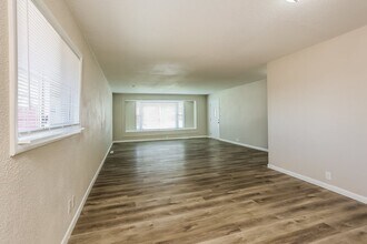 820 Essex Dr in Denver, CO - Foto de edificio - Building Photo