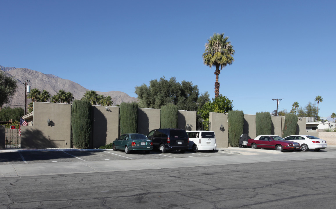 251 S Saturmino Dr in Palm Springs, CA - Building Photo