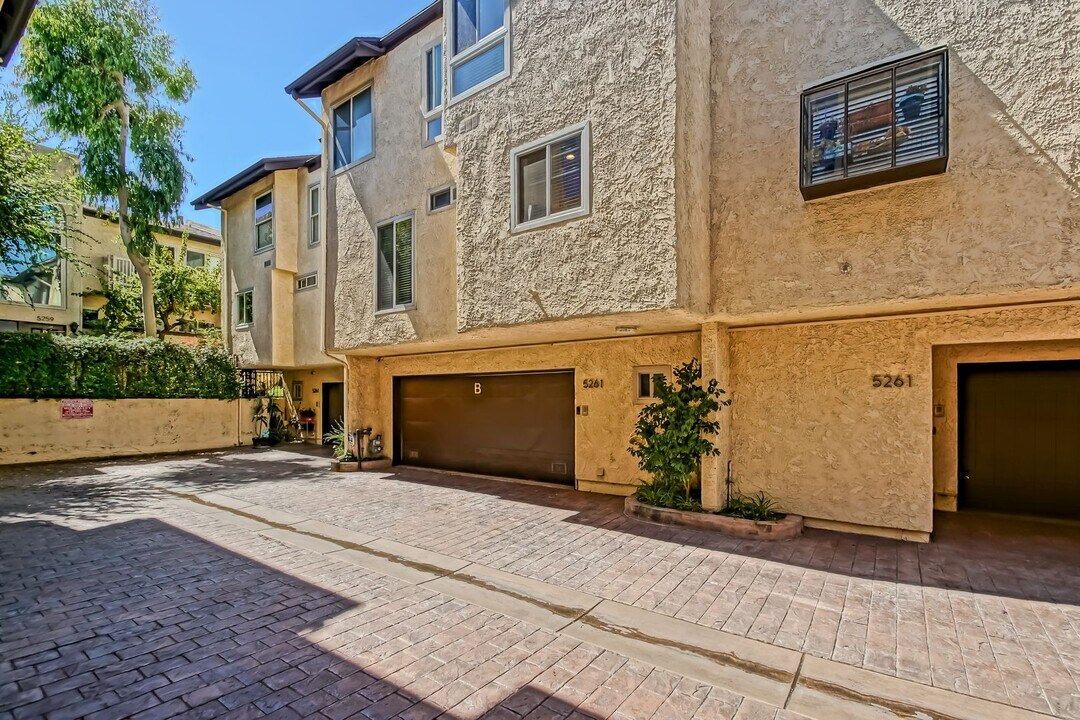5261 Coldwater Canyon Ave in Los Angeles, CA - Building Photo