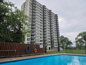 Sir Richard Towers in Oakville, ON - Building Photo - Building Photo