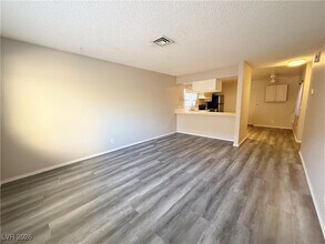 5206 Golden Ln, Unit B in Las Vegas, NV - Foto de edificio - Building Photo