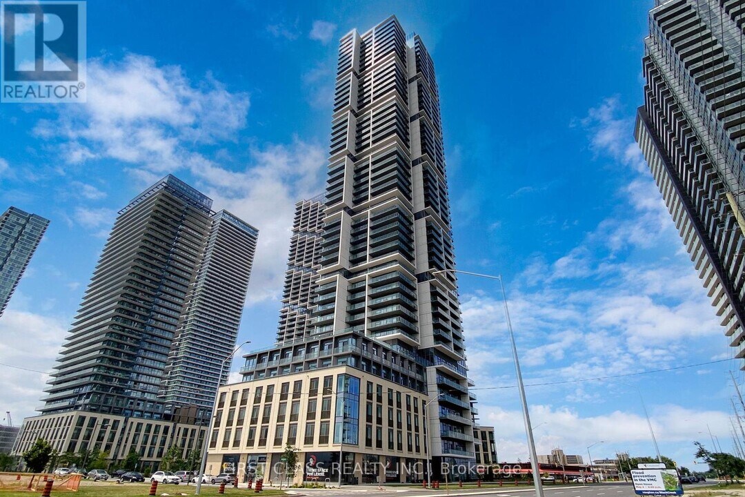 7890 Jane St in Vaughan, ON - Building Photo