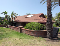 University Village Apartments in Azusa, CA - Foto de edificio - Building Photo