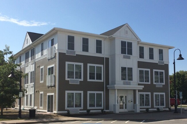 Brunswick Station Apartments in Brunswick, ME - Foto de edificio - Building Photo