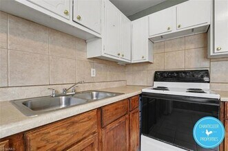 1504 Autumn Dr, Unit B in Greensboro, NC - Foto de edificio - Building Photo