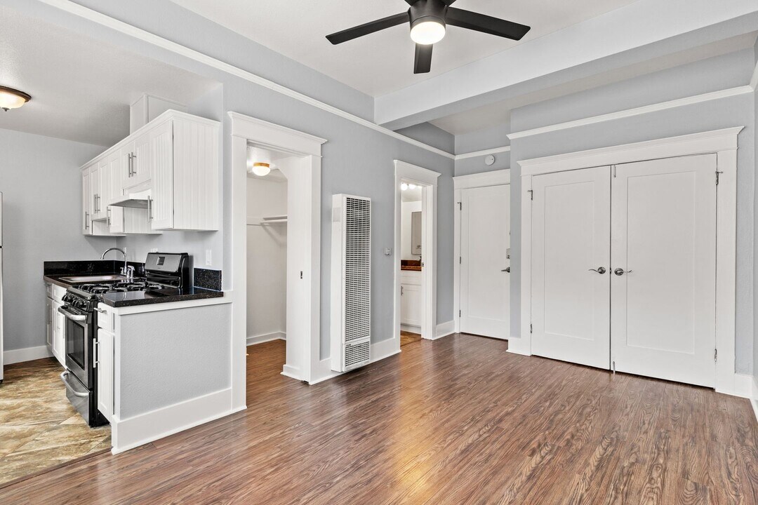 138 Elm Ave, Unit 04 in Long Beach, CA - Building Photo