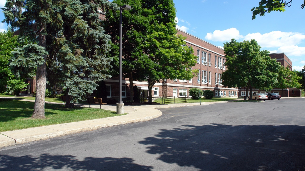 Brick School Terrace in Syracuse, NY - Foto de edificio