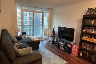 19 Grand Trunk Crescent in Toronto, ON - Building Photo - Building Photo