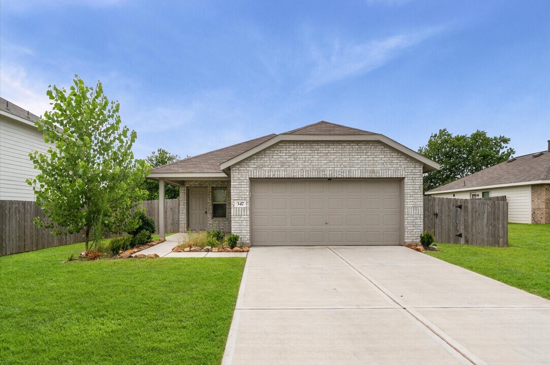 347 Riverwood Village Ln in Sealy, TX - Building Photo