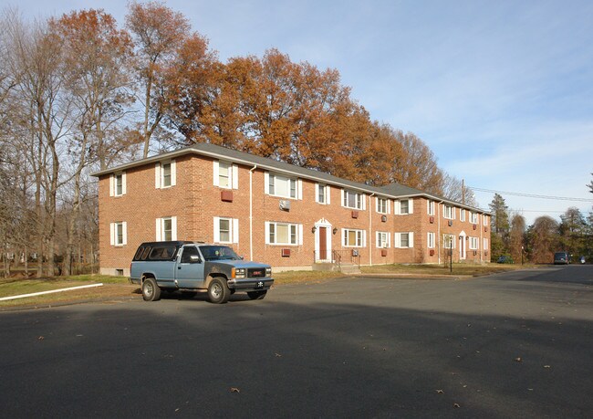 158 S Washington St in Plainville, CT - Foto de edificio - Building Photo