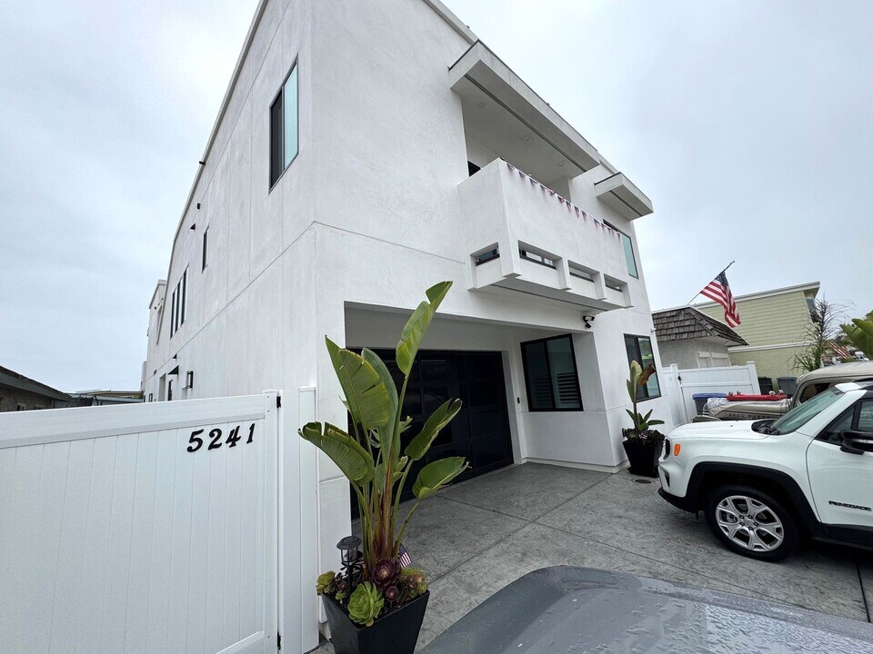 5241 Seabreeze Way in Oxnard, CA - Building Photo