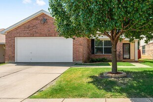 4908 Meadow Trails Dr in Fort Worth, TX - Building Photo