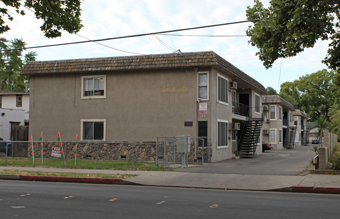 Morris Manor in Modesto, CA - Foto de edificio